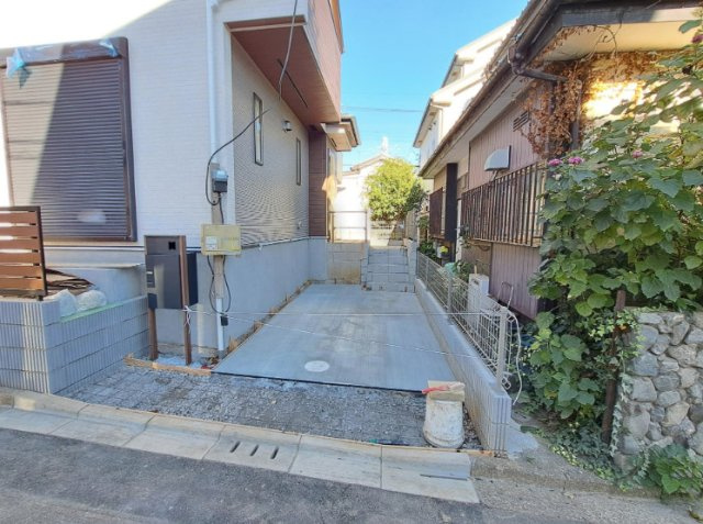 新築/新座市堀ノ内２丁目　全１棟の駐車場|前面道路幅員５ｍで駐車もラクラク！