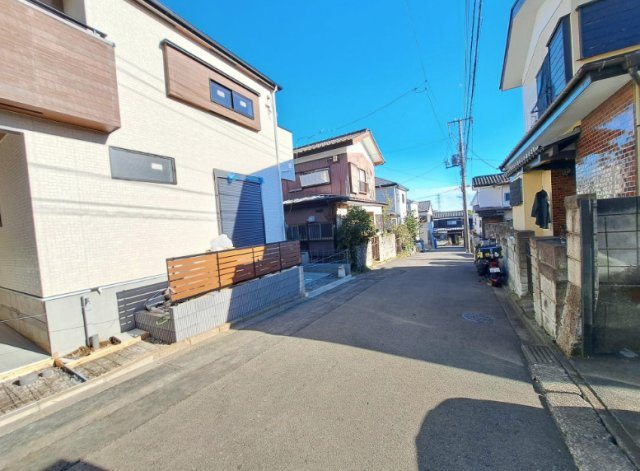新築/新座市堀ノ内２丁目　全１棟の前面道路含む現地写真|周囲には緑が多く、低層住宅が多いため空が高く広く、解放感の感じられる立地です
