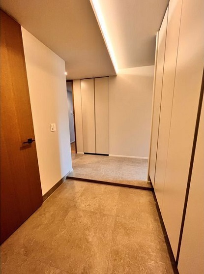 千代田区六番町の賃貸マンションの玄関