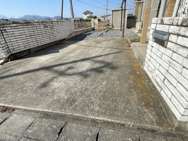 藤岡市上大塚　中古1495の駐車場