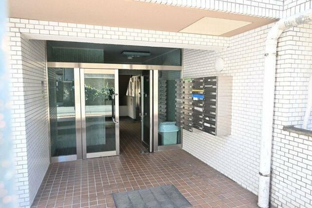 スカイコート落合のエントランス