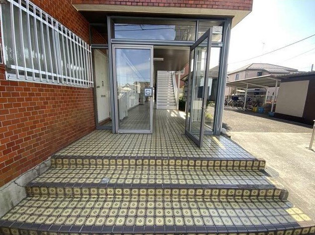 青梅市河辺町６丁目の賃貸マンションのエントランス