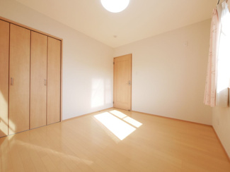 【洋室】 | 南アルプス市荊沢 平成26年築 敷地123坪・太陽光パネル | 2階南側洋室　とても明るいお部屋です。