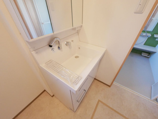 【独立洗面台】 | 南アルプス市荊沢 平成26年築 敷地123坪・太陽光パネル | ワイドシンクで使いやすい洗面台です。