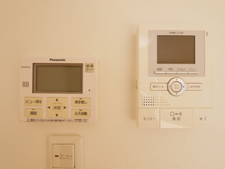 【防犯設備】 | 南アルプス市荊沢 平成26年築 敷地123坪・太陽光パネル | モニター付きインターフォンとエコキュートスイッチ