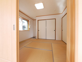 【和室】 | 南アルプス市荊沢 平成26年築 敷地123坪・太陽光パネル | 1階の洋室と和室は続き間になっています。