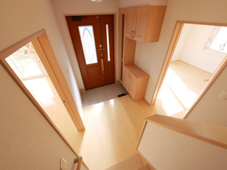 【玄関】 | 南アルプス市荊沢 平成26年築 敷地123坪・太陽光パネル | 土間部分も広く、立派な玄関です。