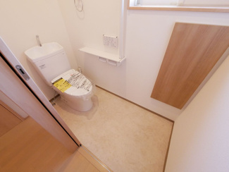 【トイレ】 | 南アルプス市荊沢 平成26年築 敷地123坪・太陽光パネル | 開口部が広い1階トイレ