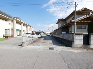 【駐車場】 | 南アルプス市荊沢 平成26年築 敷地123坪・太陽光パネル | 道路から敷地への入口　幅が広いので出入も楽々、車を寄せて駐車場としても利用可能