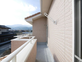 【バルコニー】 | 南アルプス市荊沢 平成26年築 敷地123坪・太陽光パネル | 2階ホール前は奥行きがあるバルコニー