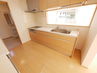 【キッチン】 | 南アルプス市荊沢 平成26年築 敷地123坪・太陽光パネル | 便利なカウンターキッチン　とても綺麗で清潔感のあるキッチンです。