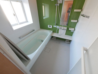 【浴室】 | 南アルプス市荊沢 平成26年築 敷地123坪・太陽光パネル | お風呂も大変綺麗な状態です。1坪サイズで足を伸ばしてご入浴可能です。