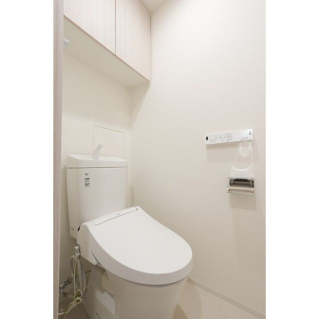 レフィールオーブ代々木のトイレ|♪温水洗浄便座♪■ウォールキャビネット収納付き♪