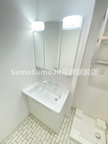 クリエオーレ神田中通Ⅱの独立洗面台|朝の支度にも助かる、独立の洗髪洗面化粧台