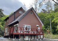 【北杜市白州町横手】森の中にある洋風な建物の画像