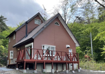 【北杜市白州町横手】森の中にある洋風な建物の画像