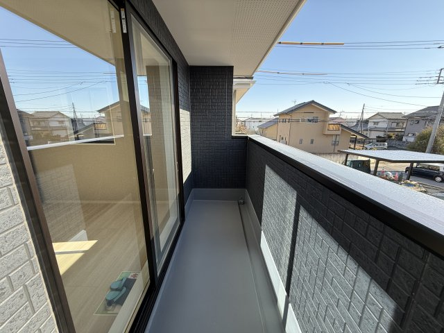 アーバンスタイル前橋市前箱田町1期　１号棟のバルコニー|屋根付きバルコニーは急な雨でも洗濯物が濡れずに安心ですよ☆