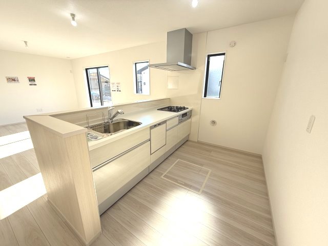 アーバンスタイル前橋市前箱田町1期　１号棟のキッチン|人気のカウンターキッチン採用です☆
コンロも３口ご用意しています！調理スペースも広くストレスなくお料理できます。
浄水器つきなので美味しいお水も飲めますよ♪