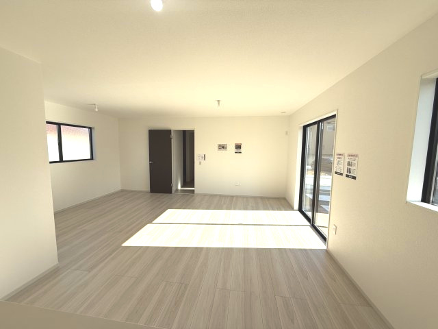 アーバンスタイル前橋市前箱田町1期　１号棟の居間・リビング|カウンターキッチンなのでお料理をしながら会話もできます。
夕食の支度をしながら、お子様の様子も見られて自然と会話も増えますよ♪