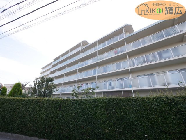 【外観】 | シャルムシーサイド明石　3F | 専有面積68.97平米の2LDKです。現況、居住中ですが室内のご内覧頂けます。
現在、大規模修繕工事中。年末に完成予定です。