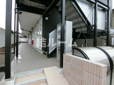 坂戸市関間１丁目の賃貸マンションのエントランス