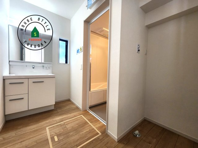 福岡市博多区諸岡3丁目第2-2棟（1号棟）　の脱衣所|ゆとりの洗面スペースで朝の身支度もスムーズに。暮らしを快適に変えるシャワー付洗面台です！
※家具はCGを合成したものです。
