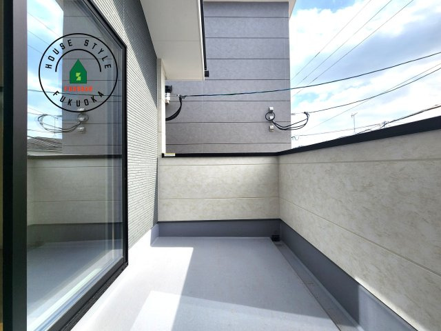 福岡市博多区諸岡3丁目第2-2棟（1号棟）　のバルコニー|風をしっかりと感じられるバルコニーでは、毎日が洗濯日和です。広々としているので洗濯も楽しくなるでしょうし、気分転換にバルコニーからの眺めを楽しむのもいいでしょう。