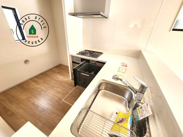 福岡市博多区諸岡3丁目第2-2棟（1号棟）　のキッチン|ダイニングテーブルへの配膳がラクラク、お料理はかどるカウンター付きシステムキッチン！