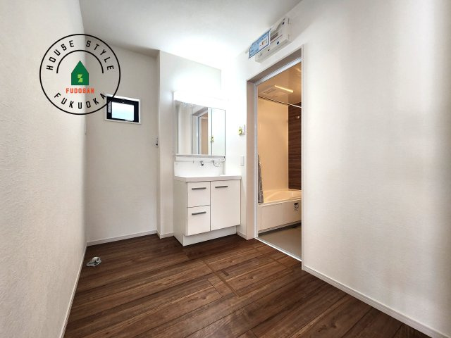 福岡市博多区諸岡3丁目第2-2棟（2号棟）　の内観：施工例|ゆとりの洗面スペースで朝の身支度もスムーズに。暮らしを快適に変えるシャワー付洗面台です！