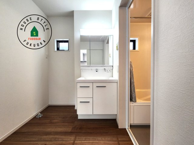 福岡市博多区諸岡3丁目第2-2棟（2号棟）　の内観：施工例|毎日使うものだから清潔な空間を保ちたい水回り。洗面にはそんな願いを解消させてくれる収納アイデアが満載です。三面鏡の裏側にはキャビネットが現れ小物から背の高い物まで収納できます。