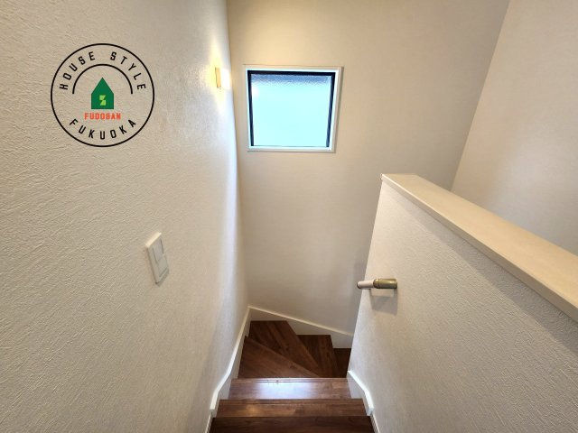 福岡市博多区諸岡3丁目第2-2棟（2号棟）　の内観：施工例|＜手すり付階段＞手すりがないと階段の昇り降りで危険なことはもちろん、壁に手をつきながら歩くことで壁紙が汚れやすくなります。すべての方に快適に昇り降りしていただくため、手すりを設置しました。