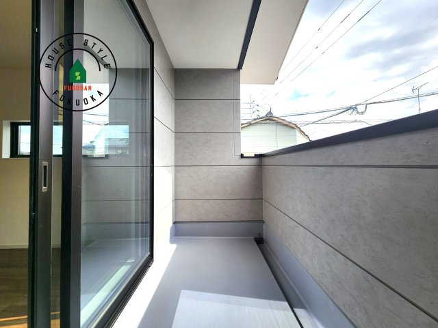 福岡市博多区諸岡3丁目第2-2棟（2号棟）　の外観：施工例|風をしっかりと感じられるバルコニーでは、毎日が洗濯日和です。広々としているので洗濯も楽しくなるでしょうし、気分転換にバルコニーからの眺めを楽しむのもいいでしょう。