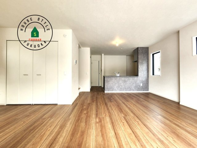 福岡市博多区諸岡3丁目第2-2棟（2号棟）　の内観：施工例|キッチンからリビングをしっかり確認できます。家族の笑顔があふれる空間になりそうですね。※家具はCGを合成したものです。