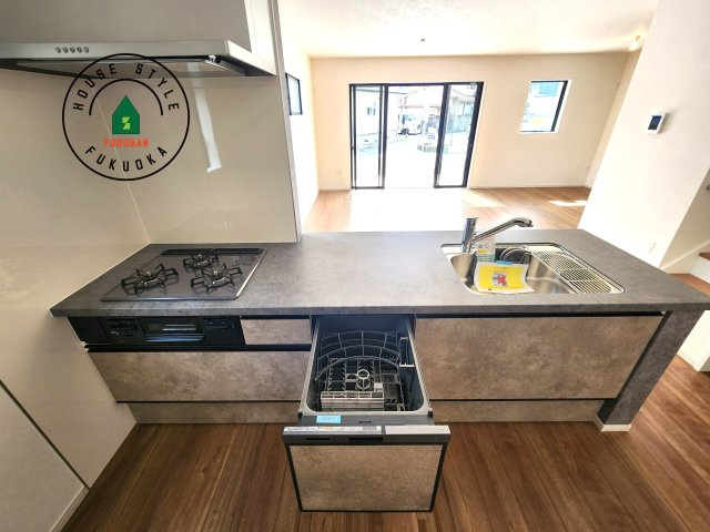 福岡市博多区諸岡3丁目第2-2棟（2号棟）　の内観：施工例|ご家族を近くに感じられる対面キッチンのLDK。会話もはずみそうですね。