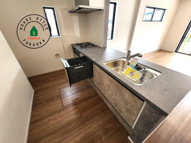 福岡市博多区諸岡3丁目第2-2棟（2号棟）　の内観：施工例|ダイニングテーブルへの配膳がラクラク、お料理はかどるカウンター付きシステムキッチン！