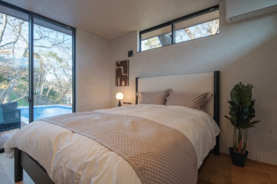 【寝室】 | Vilike大室高原 | 広くて明るい寝室