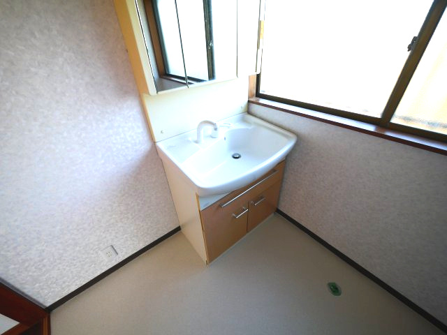 八街市八街ろ　中古戸建の独立洗面台|内外リフォーム済み令和7年6月  ユニットバス リビング約15.2帖 車庫1台高さ制限1.6m以下