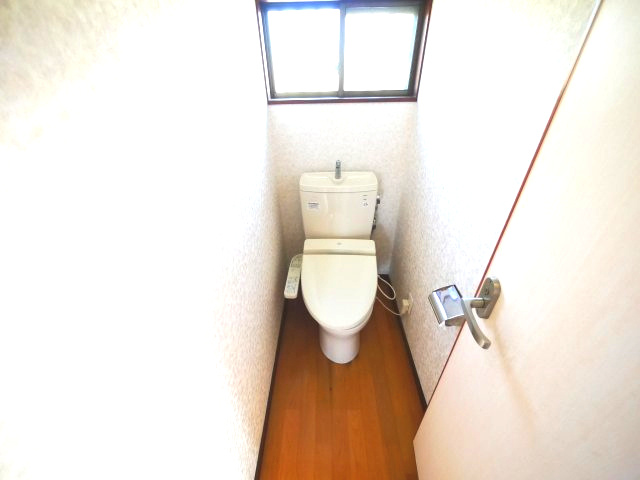 八街市八街ろ　中古戸建のトイレ|内外リフォーム済み令和7年6月  ユニットバス リビング約15.2帖 車庫1台高さ制限1.6m以下
