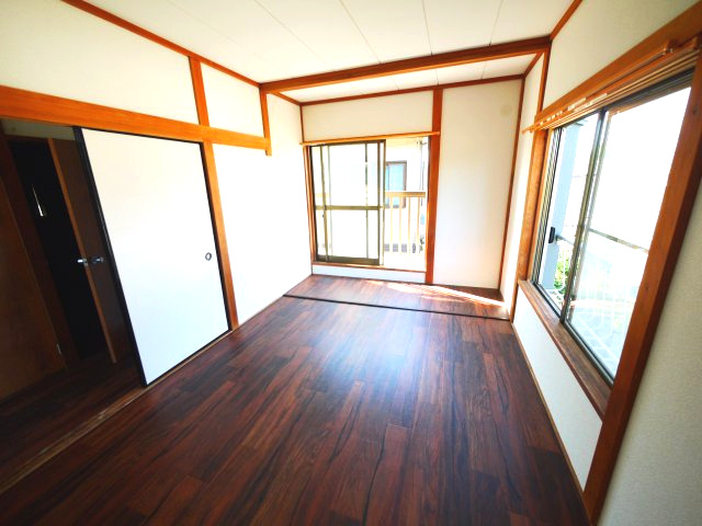 八街市八街ろ　中古戸建の洋室|内外リフォーム済み令和7年6月  ユニットバス リビング約15.2帖 車庫1台高さ制限1.6m以下