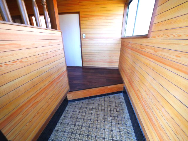八街市八街ろ　中古戸建の玄関|内外リフォーム済み令和7年6月  ユニットバス リビング約15.2帖 車庫1台高さ制限1.6m以下