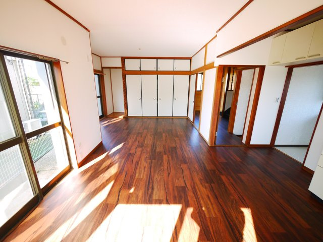 八街市八街ろ　中古戸建の居間・リビング|内外リフォーム済み令和7年6月  ユニットバス リビング約15.2帖 車庫1台高さ制限1.6m以下
