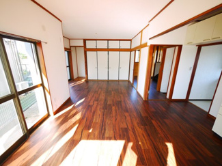 【居間・リビング】 | 八街市八街ろ　中古戸建 | 内外リフォーム済み令和7年6月  ユニットバス リビング約15.2帖 車庫1台高さ制限1.6m以下