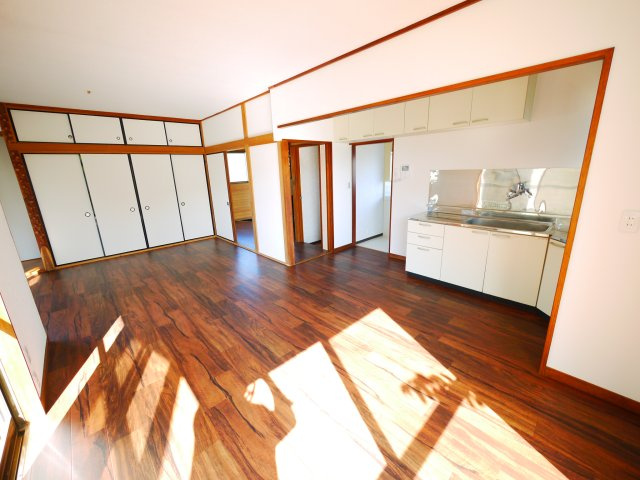 八街市八街ろ　中古戸建の居間・リビング|内外リフォーム済み令和7年6月  ユニットバス リビング約15.2帖 車庫1台高さ制限1.6m以下