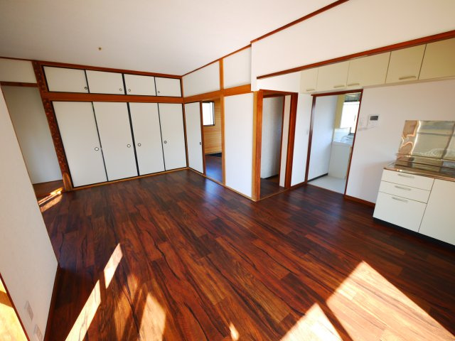 八街市八街ろ　中古戸建の居間・リビング|内外リフォーム済み令和7年6月  ユニットバス リビング約15.2帖 車庫1台高さ制限1.6m以下