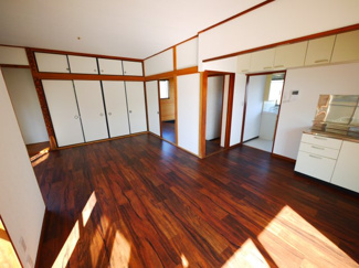 【居間・リビング】 | 八街市八街ろ　中古戸建 | 内外リフォーム済み令和7年6月  ユニットバス リビング約15.2帖 車庫1台高さ制限1.6m以下