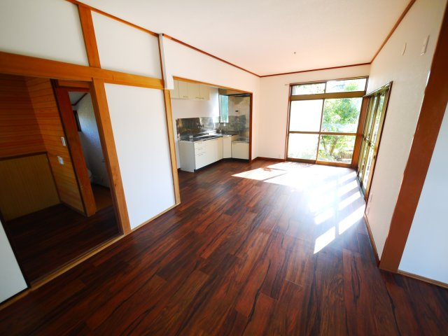 八街市八街ろ　中古戸建の居間・リビング|内外リフォーム済み令和7年6月  ユニットバス リビング約15.2帖 車庫1台高さ制限1.6m以下