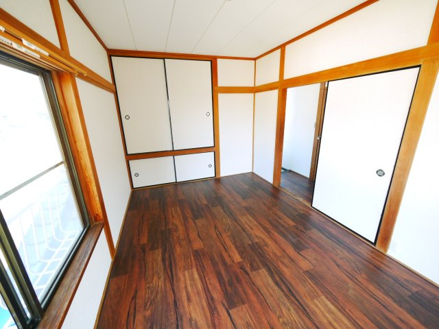 八街市八街ろ　中古戸建の洋室|内外リフォーム済み令和7年6月  ユニットバス リビング約15.2帖 車庫1台高さ制限1.6m以下