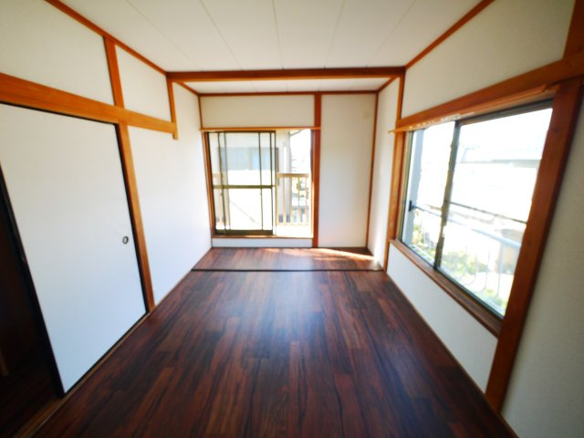 八街市八街ろ　中古戸建の洋室|内外リフォーム済み令和7年6月  ユニットバス リビング約15.2帖 車庫1台高さ制限1.6m以下