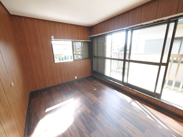 八街市八街ろ　中古戸建の洋室|内外リフォーム済み令和7年6月  ユニットバス リビング約15.2帖 車庫1台高さ制限1.6m以下