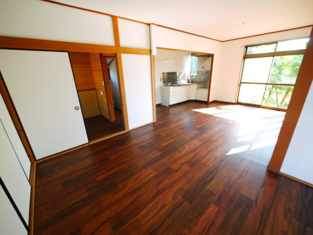 八街市八街ろ　中古戸建の居間・リビング|内外リフォーム済み令和7年6月  ユニットバス リビング約15.2帖 車庫1台高さ制限1.6m以下